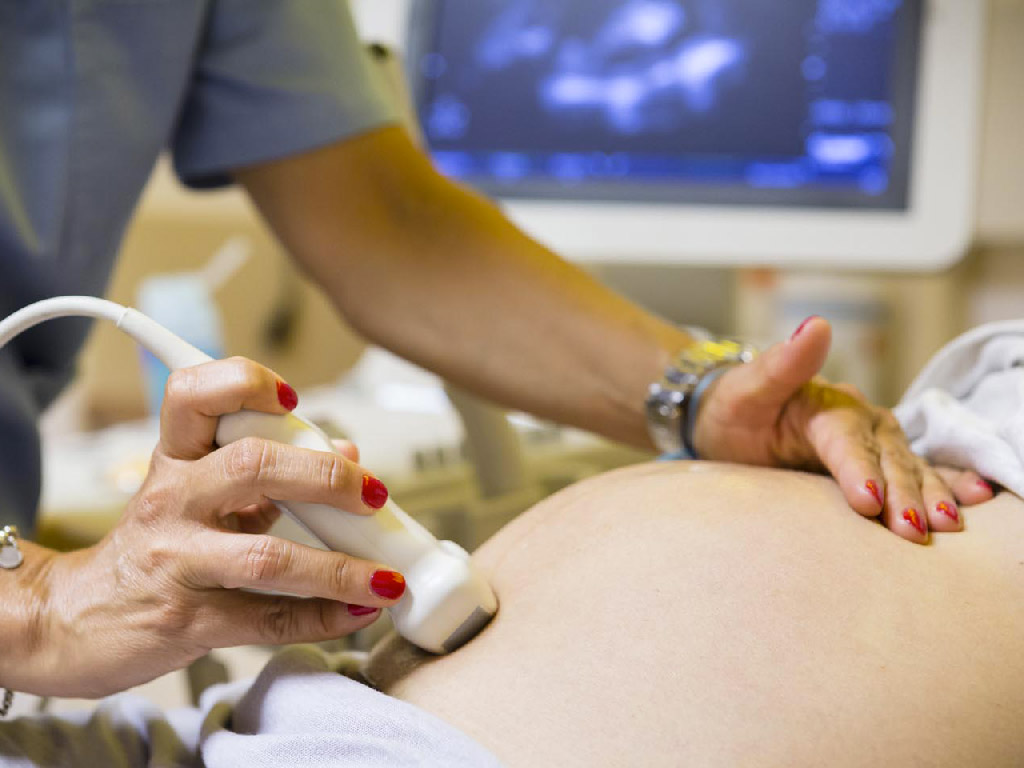 Immagine che mostra l'esecuzione di un test prenatale non invasivo a Milano